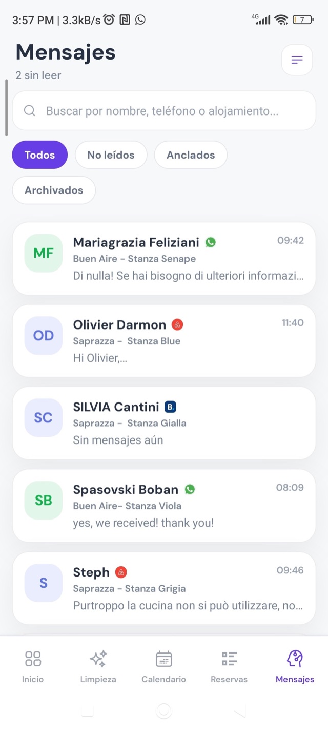 Bandeja de mensajes unificada de la app, con las conversaciones de huéspedes por WhatsApp, Airbnb y Booking