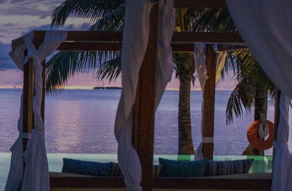 Villa Serena, frente al mar en la Costa de Cádiz: piscina infinita y cabañas al atardecer